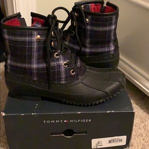TOMMY HILFIGER DUCK BOOTS
